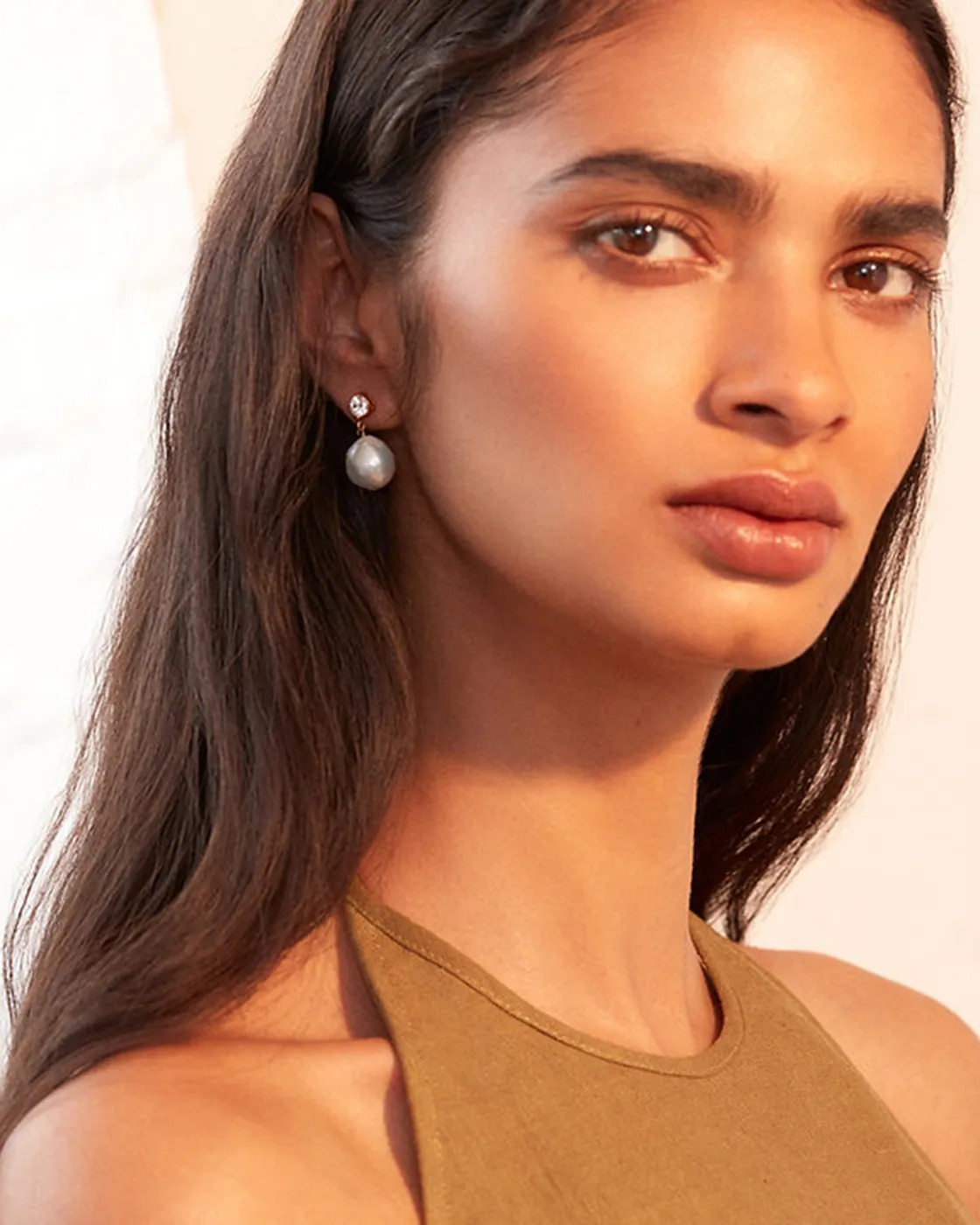 Cassandra Vergoldete Sterlingsilber-Ohrringe mit weißen Perlen