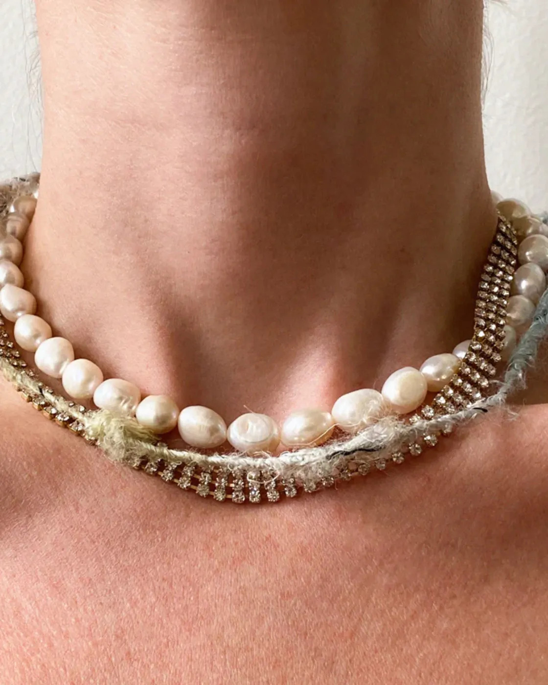 Dreilagige Halskette mit Strass und Perlen