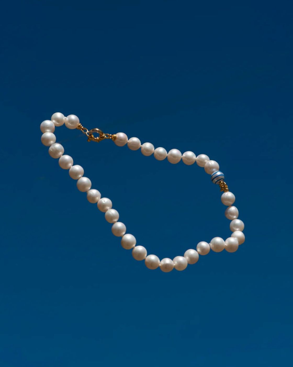 The Classic Pearl Necklace Small - Blue Stripes