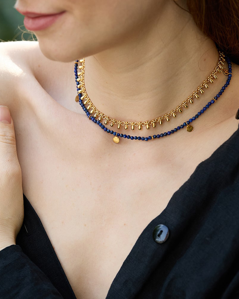 Ein umkehrbares Lapislazuli-Perlenhalsband mit goldenen Scheiben