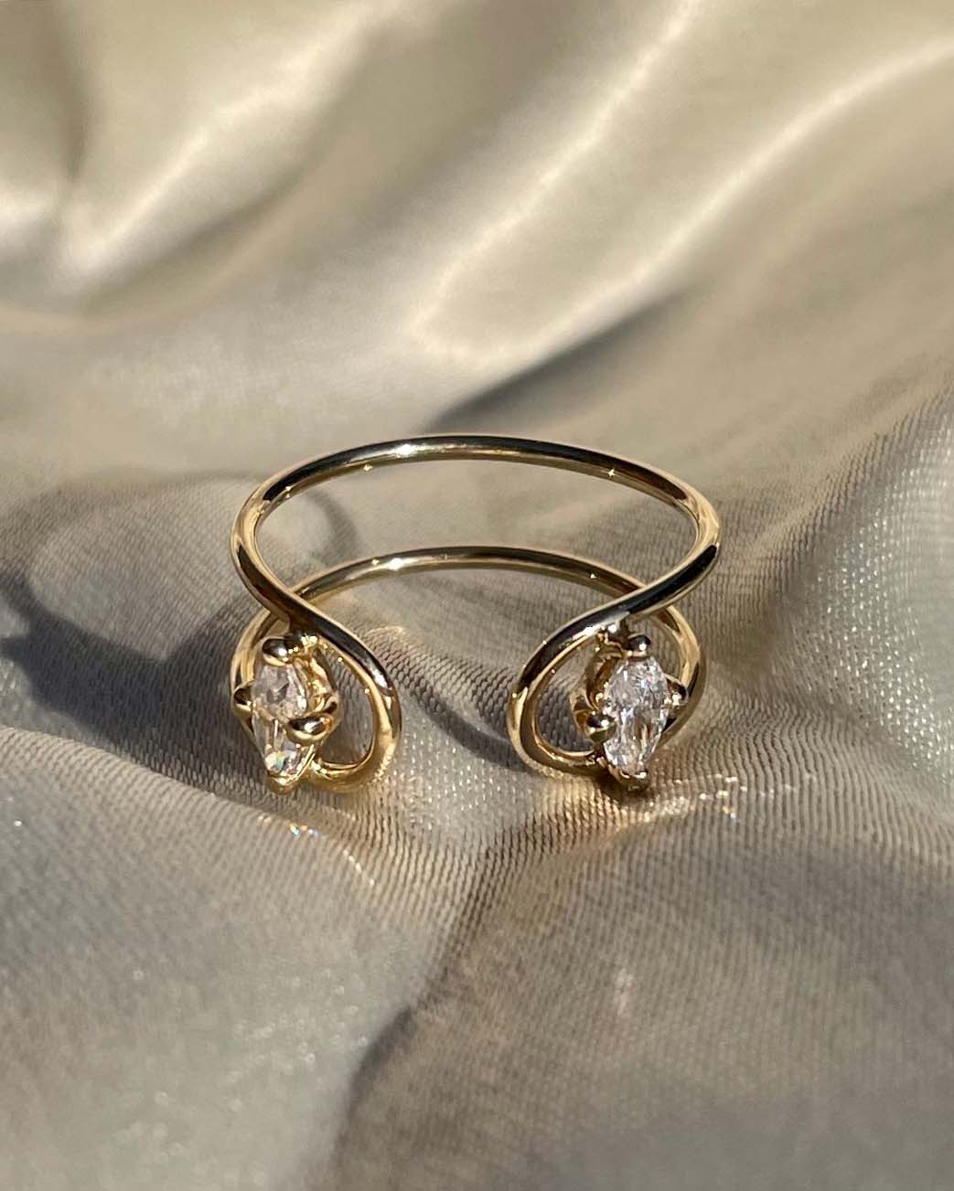Gelbgold-Doppel-C-Ring mit zwei Marquise-Diamanten