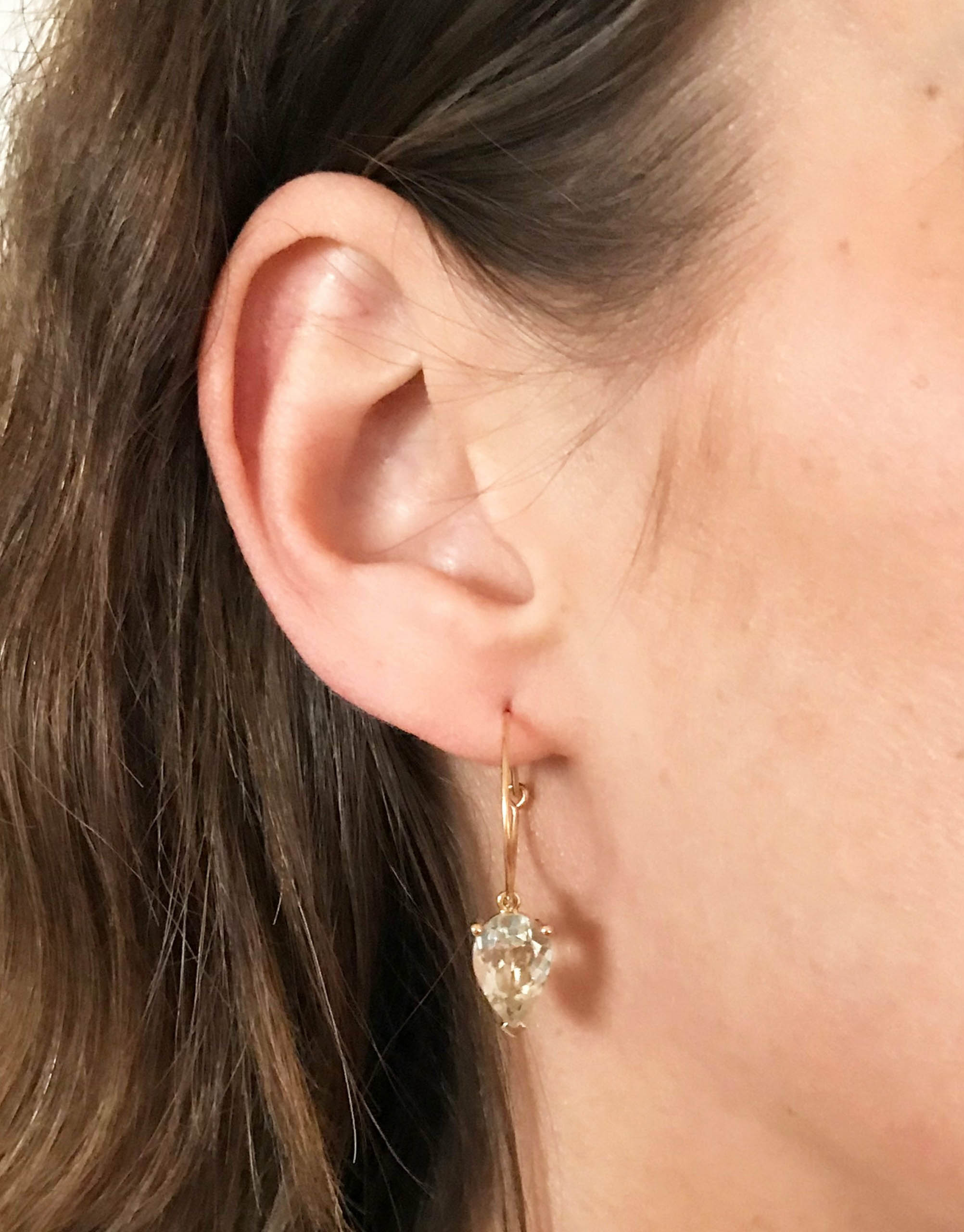 Goldene Ohrringe mit runden blühenden Amethysten